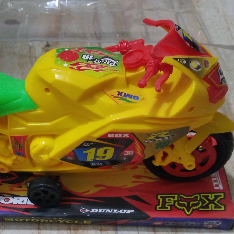 موتور سیکلت زرد رنگ